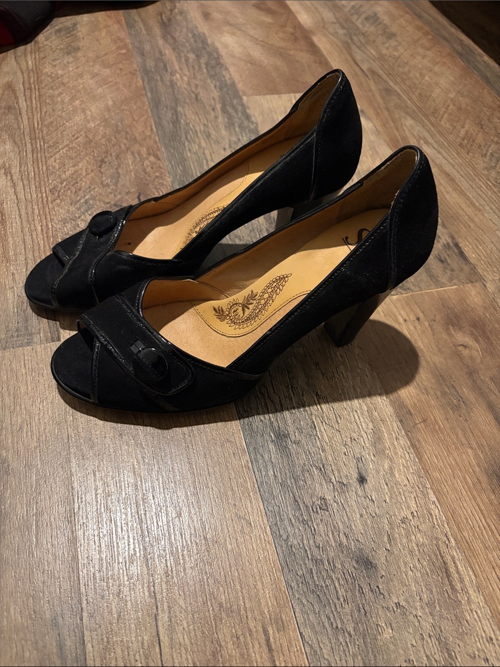 Sofft Pin Up Style Black Peep-Toe Mid Heel Pumps with Decorative Button